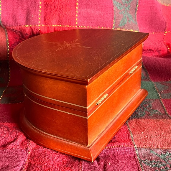 The Nativity Music Box - Danbury Mint Production - Picture 7 of 10